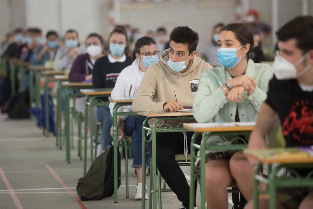 Un grupo de alumnos con mascarilla asiste a clase tras la vuelta al colegio marcada por las medidas de prevención.