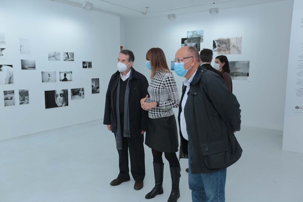 Abel Caballero asistió a la inauguración de una exposición de fotografías en la Casa das Artes.