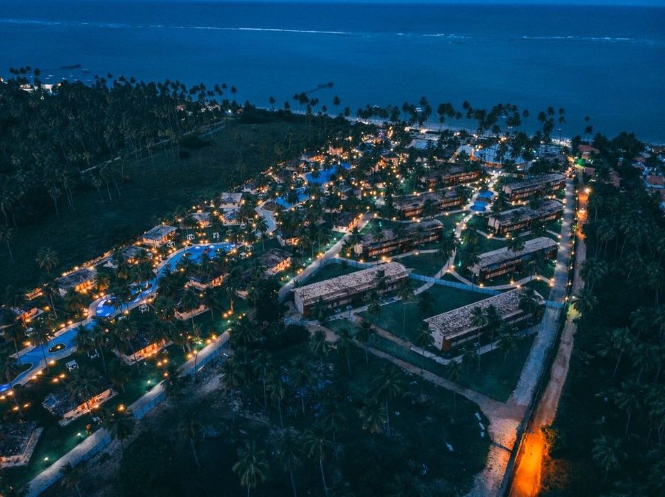 El complejo hotelero Gran Oca Maragogi, en el Estado de Algoas, Brasil, iluminado de noche.