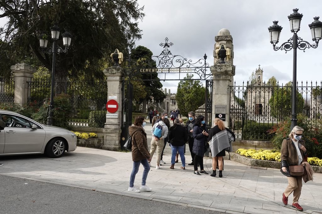 Imagen que presentaba ayer la entrada al cementerio municipal de Pereiró, que registró una gran afluencia de público pese a las restricciones.