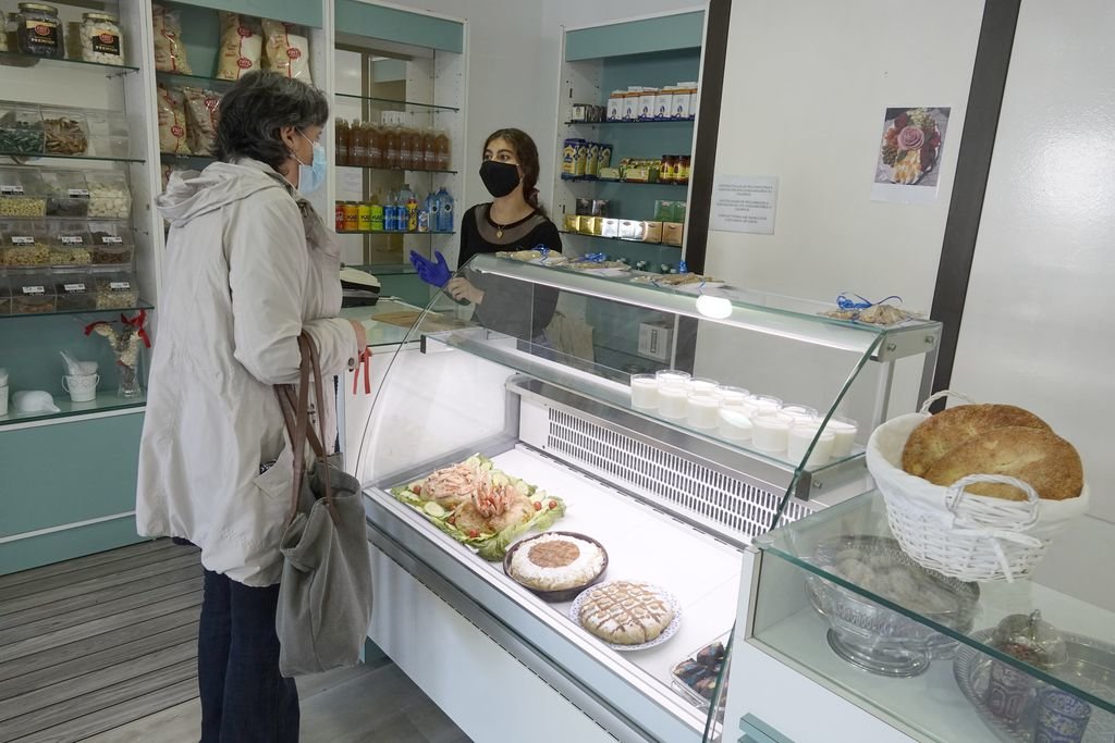 Una clienta en la tienda ‘Ambar’, la primera de estas características que abre en la ciudad de Vigo.