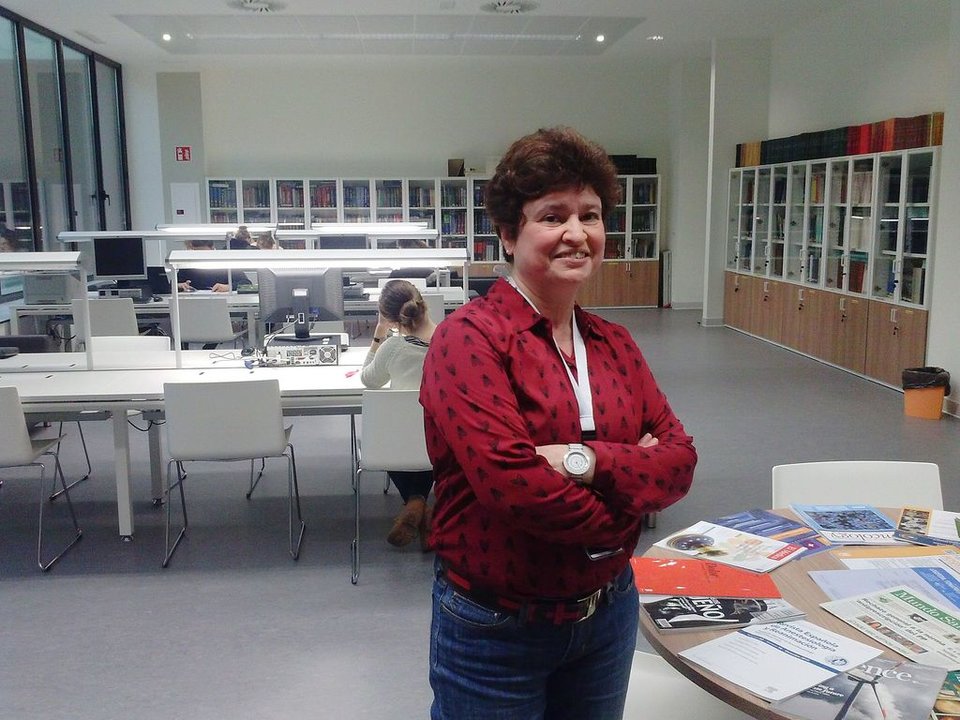 La responsable de la Biblioteca en el Cunqueiro, Yolanda Sanmartín.