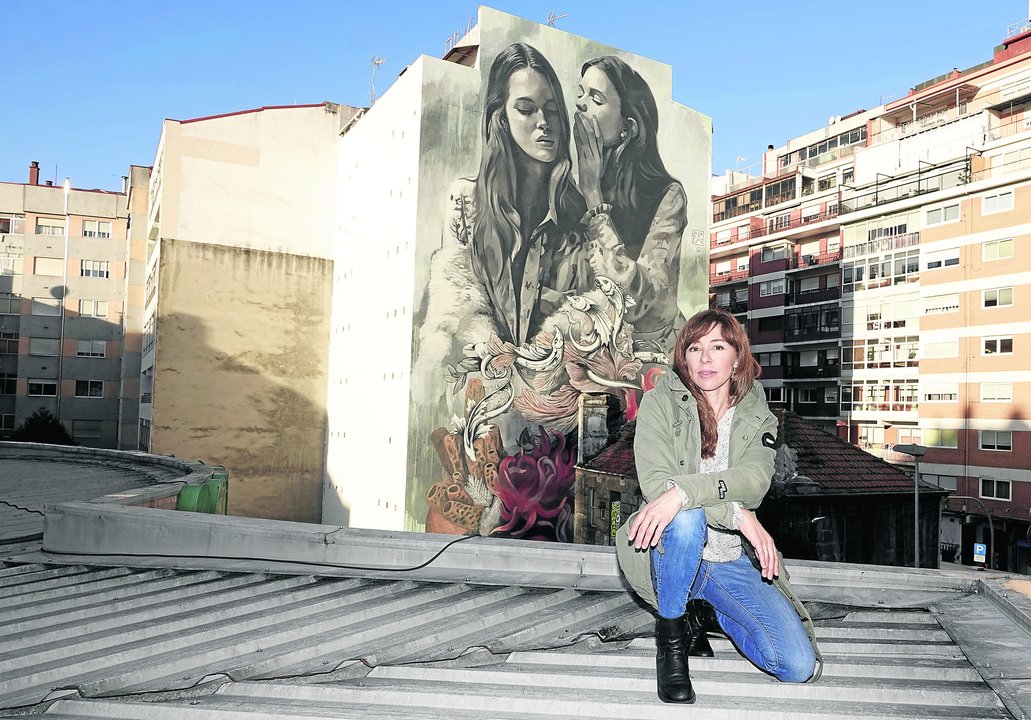 Luce Goce, ante su último mural en Vigo, elegido el mejor del mundo.
