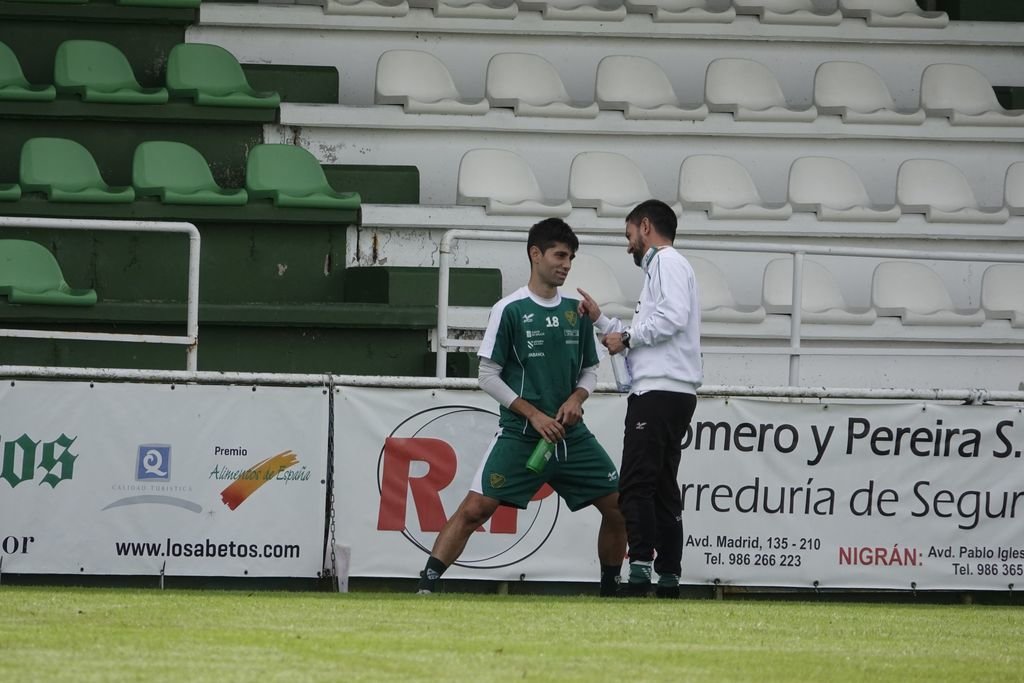 Manu y Míchel Alonso charlan tras un entrenamiento en O Vao.