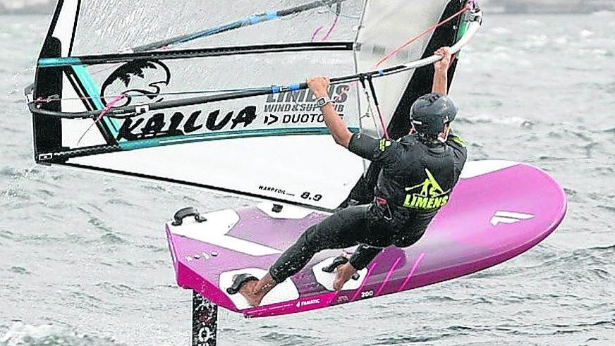 Tomás Vieito marcha líder en la clase Foil, de windsurf.