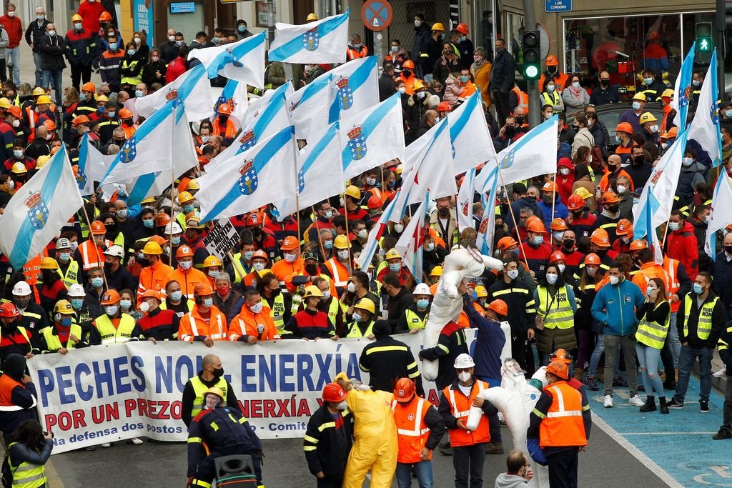 Trabajadores de Alcoa San Cibrao, durante la manifestación de ayer por las calles de Lugo.