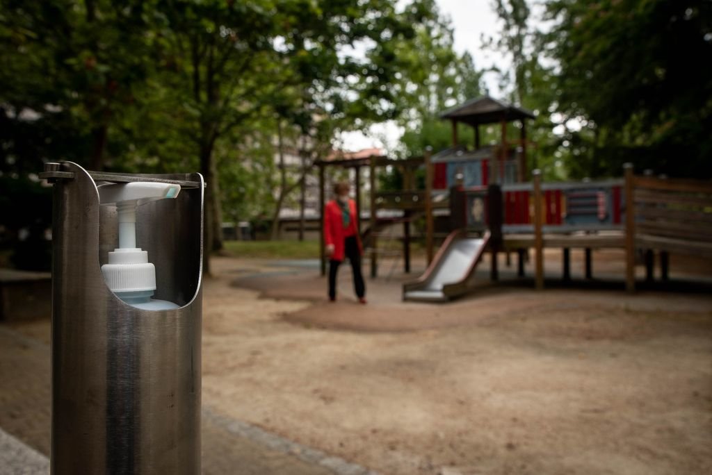 Dispensador de gel hidroalcohólico en la zona de juegos infantiles en un parque de Ourense.