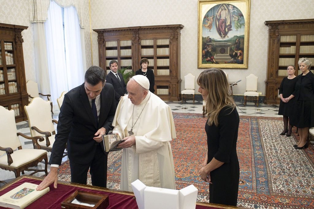 El papa Francisco, con Pedro Sánchez y su esposa Begoña Gómez, durante el intercambio de regalos.