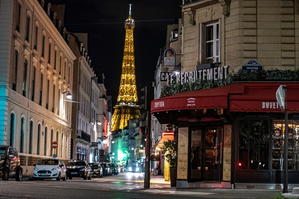Imagen de una de las calles del centro de París, vacía tras la imposición del toque de queda nocturno.