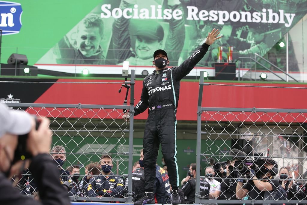 Lewis Hamilton saluda al final de la carrera de ayer en Portimao.