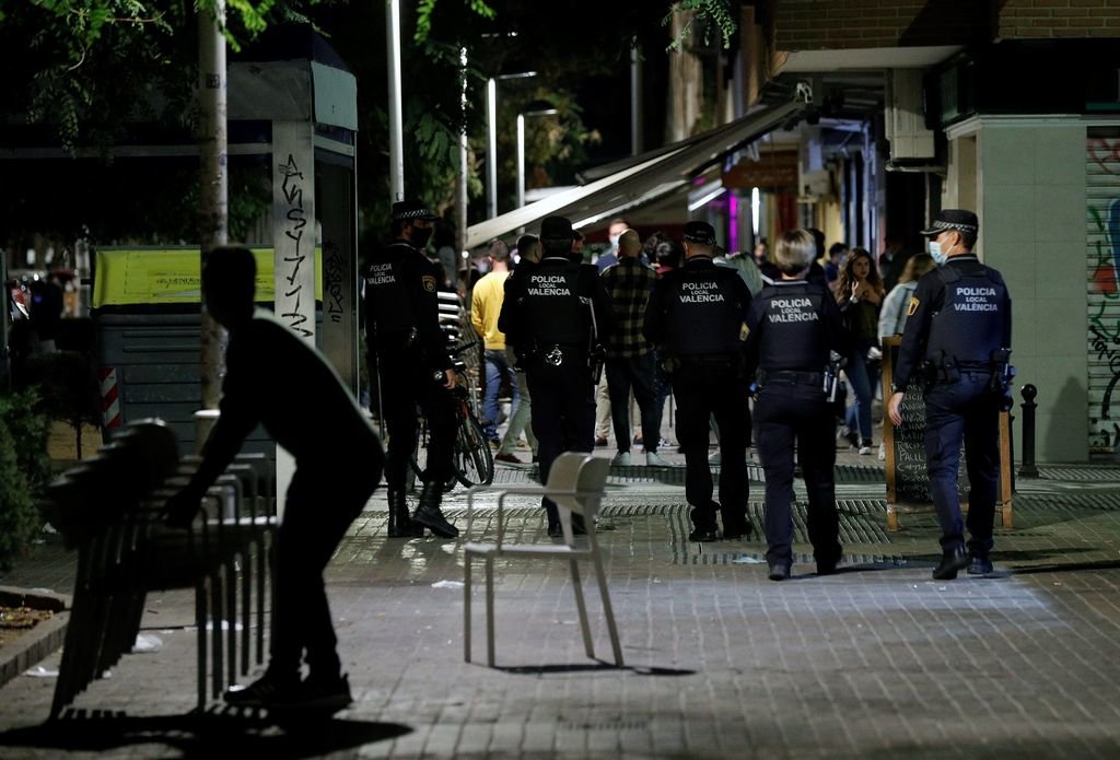 La Policía Local de Valencia cerró y sancionó locales durante la madrugada de ayer por incumplir horarios.