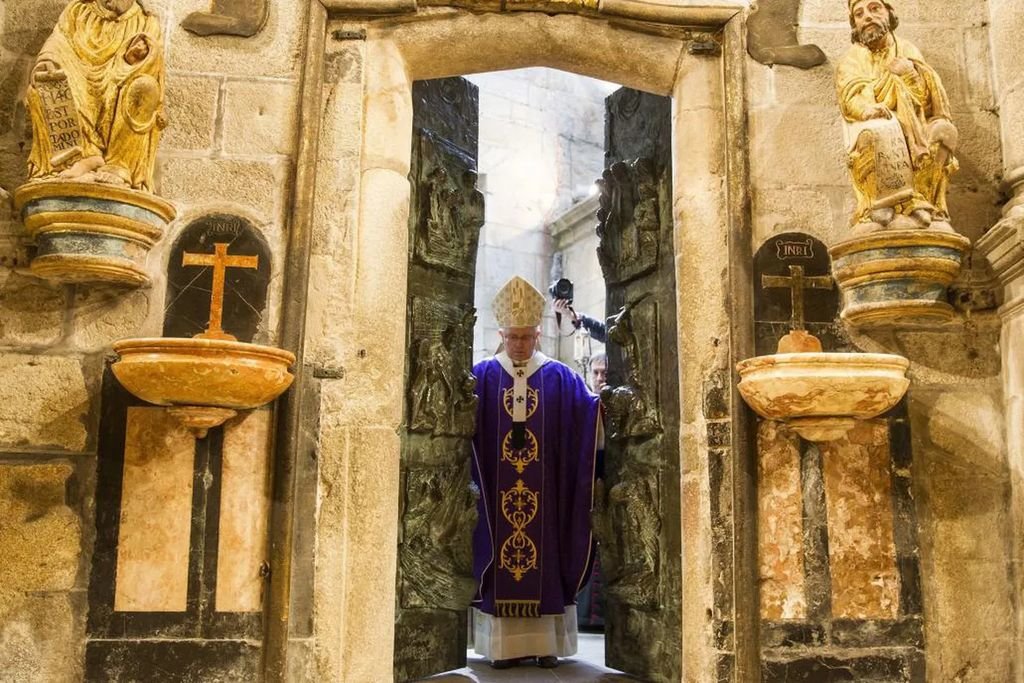 El arzobispo de Santiago, Julián Barrio, en la apertura de la Puerta Santa en el Año Santo extraordinario de 2015.