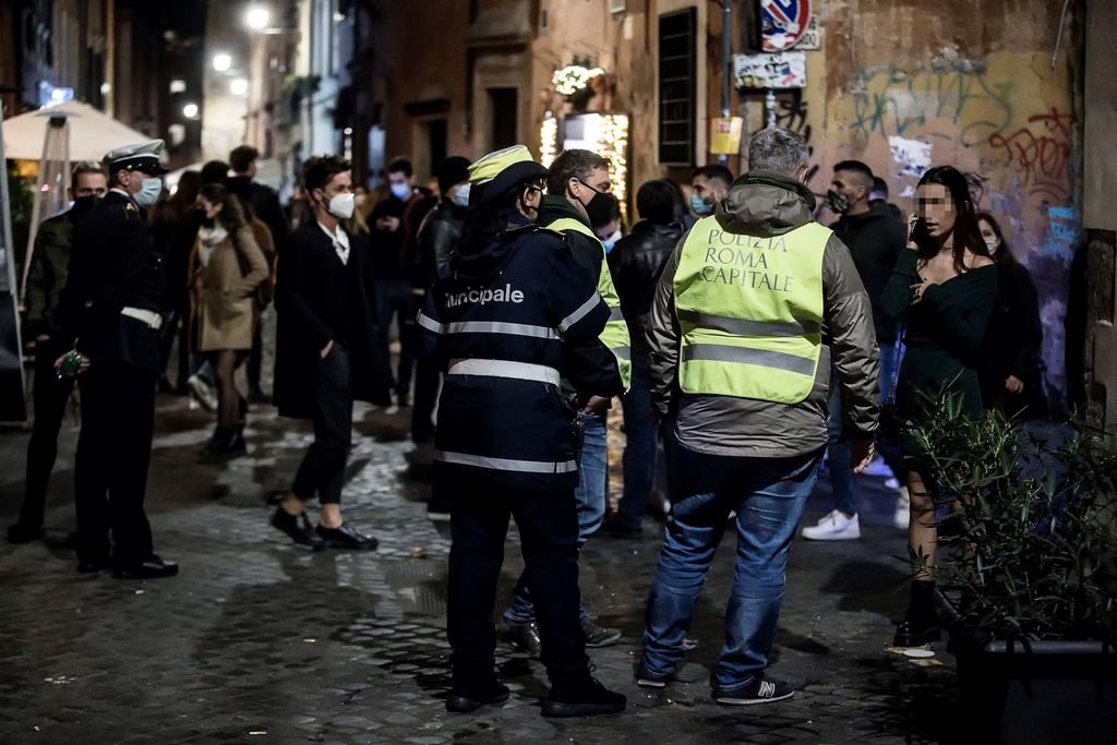 La policía italiana realiza chequeos en el barrio de Trastevere, en Roma.