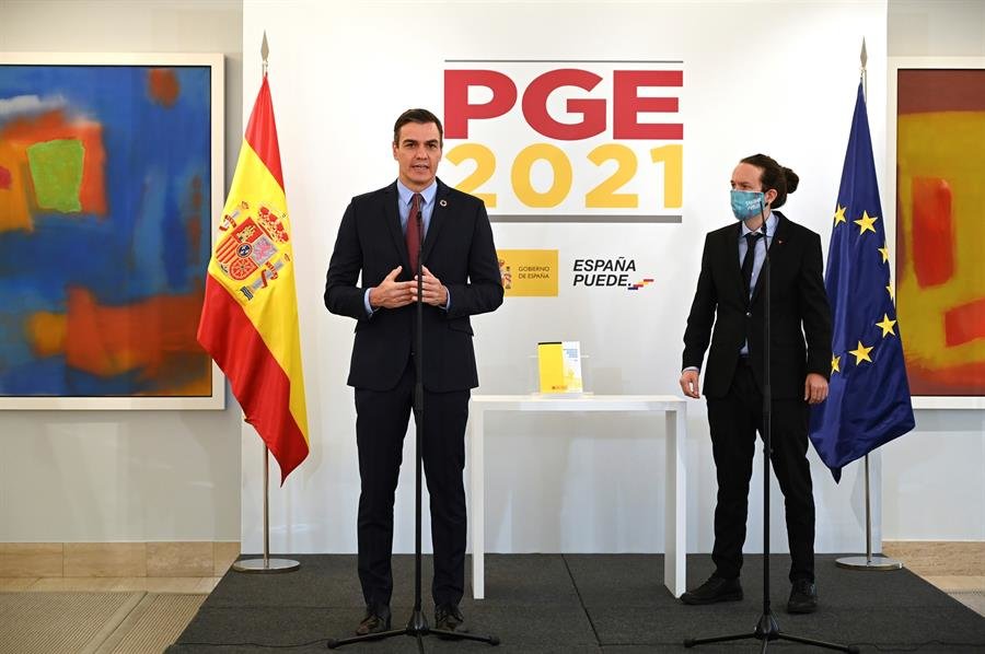El presidente del gobierno, Pedro Sánchez (i), y el vicepresidente Pablo Iglesias comparecen en una rueda de prensa