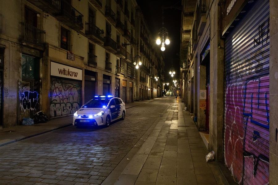 Una patrulla de la Guardia Urbana recorre la Calle Ferran de Barcelona