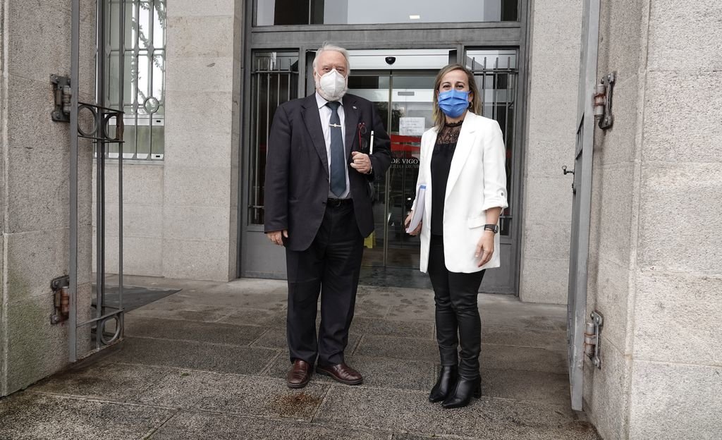 López Veiga y Ethel Vázquez, ayer a su entrada a la reunión en la autoridad portuaria de Vigo