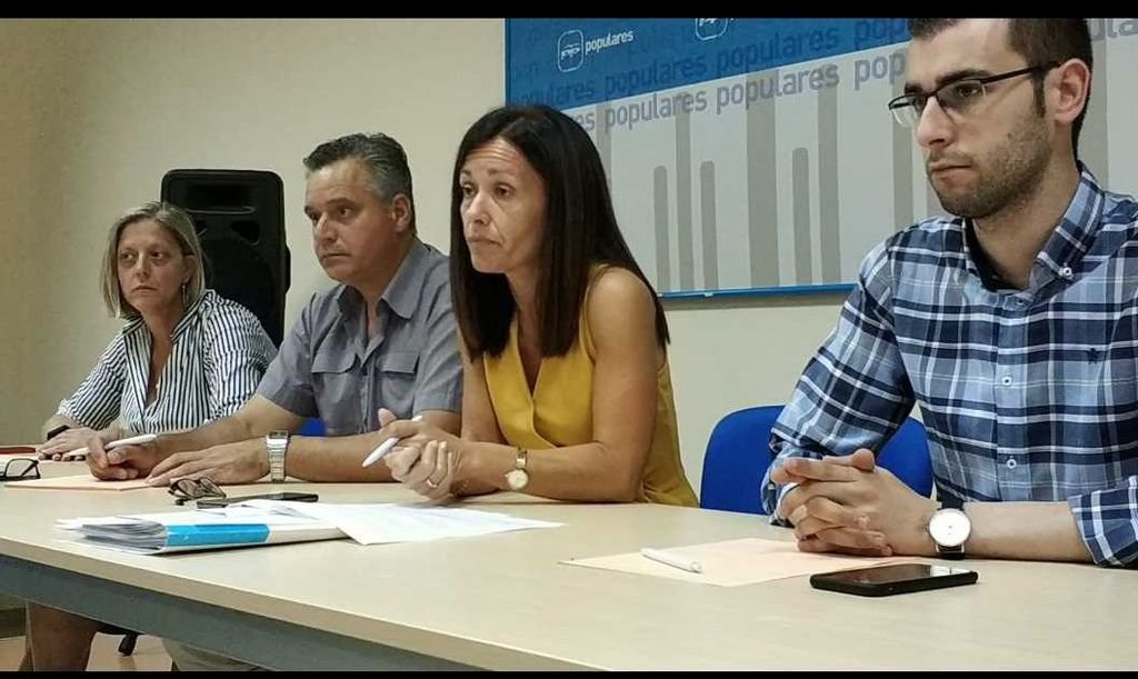 La portavoz del PP, Belén Villar, con concejales de su grupo municipal .