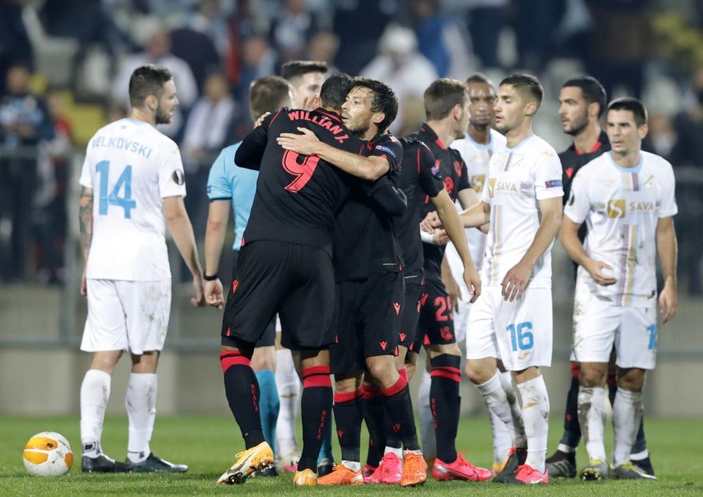 David Silva abraza a William Jose en el partido de la Liga Europa.