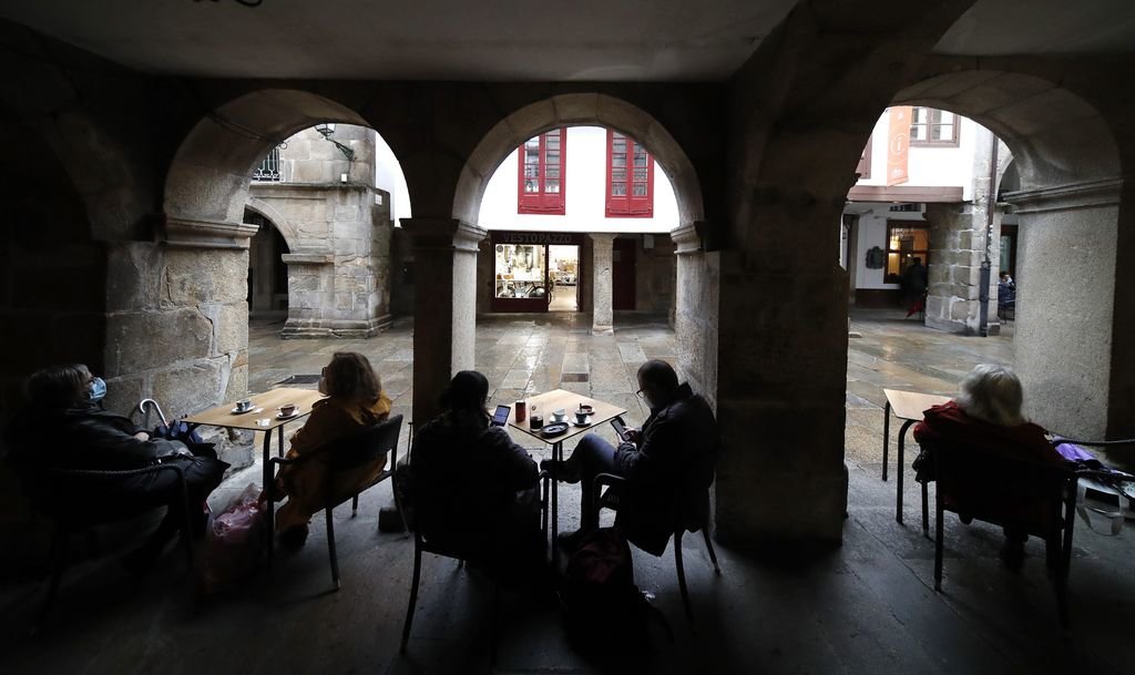 Clientes en la terraza de una cafetería de Santiago de Compostela.