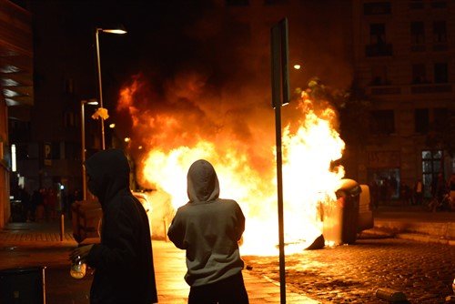 Unos 300 CDR queman contenedores en Girona en una protesta por el tercer aniversario del 1-O