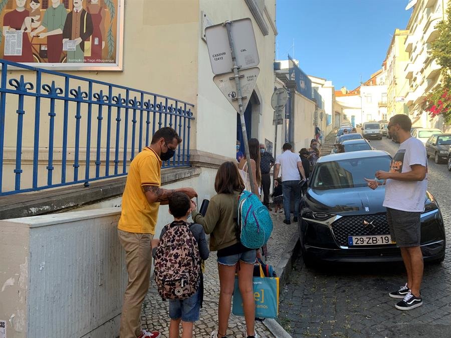 Padres con sus hijos en el primer dia del curso escolar 2020-2021, en un colegio de Lisboa.