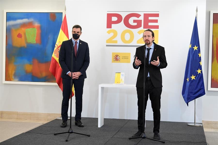 El presidente del gobierno, Pedro Sánchez (i), y el vicepresidente Pablo Iglesias comparecen en una rueda de prensa este martes en el palacio de la Moncloa.
