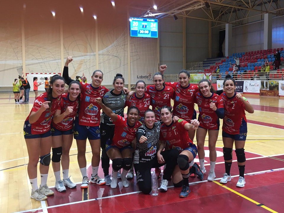 Las jugadoras del Orbe Rubensa Porriño celebran su victoria.