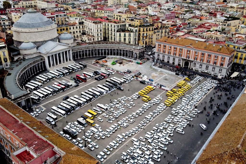 Los conductores de taxi y autobuses turísticos protestan contra las restricciones en la Plaza del Plebiscito en Nápoles.