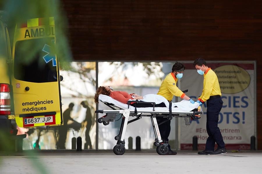 Dos técnicos de emergencias médicas ingresan a un enfermo en el Hospital de Bellvitge de Barcelona.