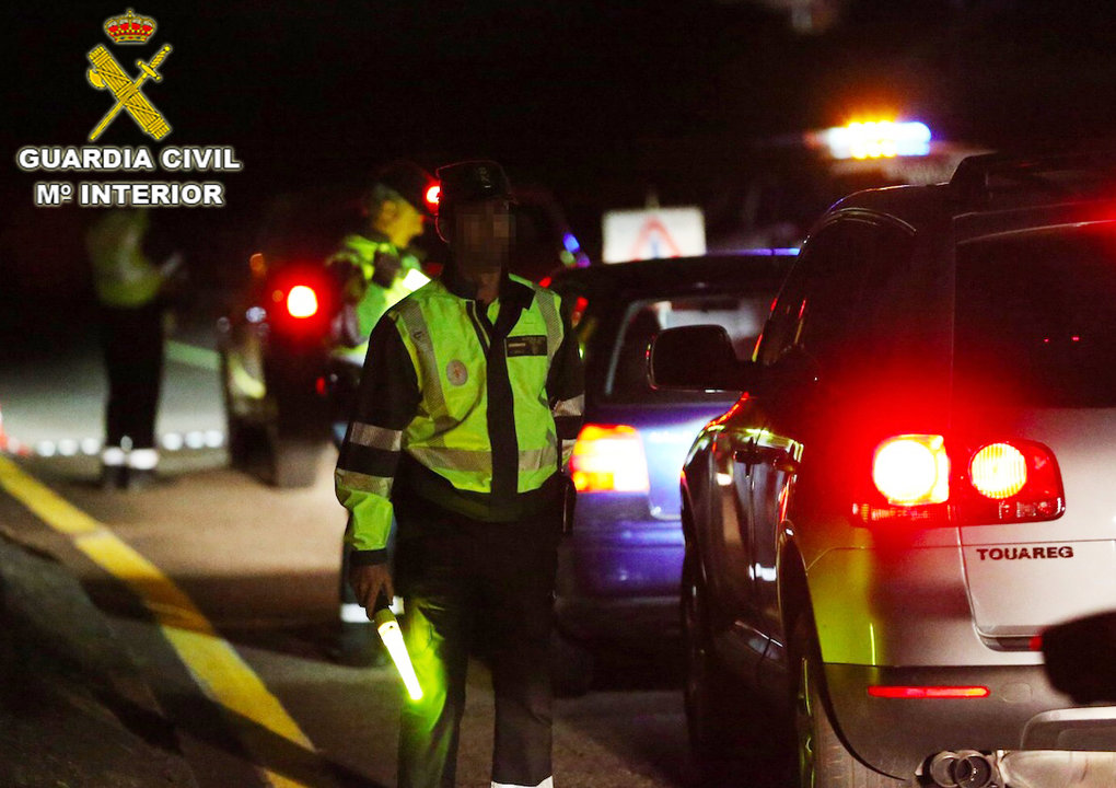 La Guardia Civil investiga a un conductor que circulaba de forma errática por la AP-9, cuadruplicando la tasa de alcohol