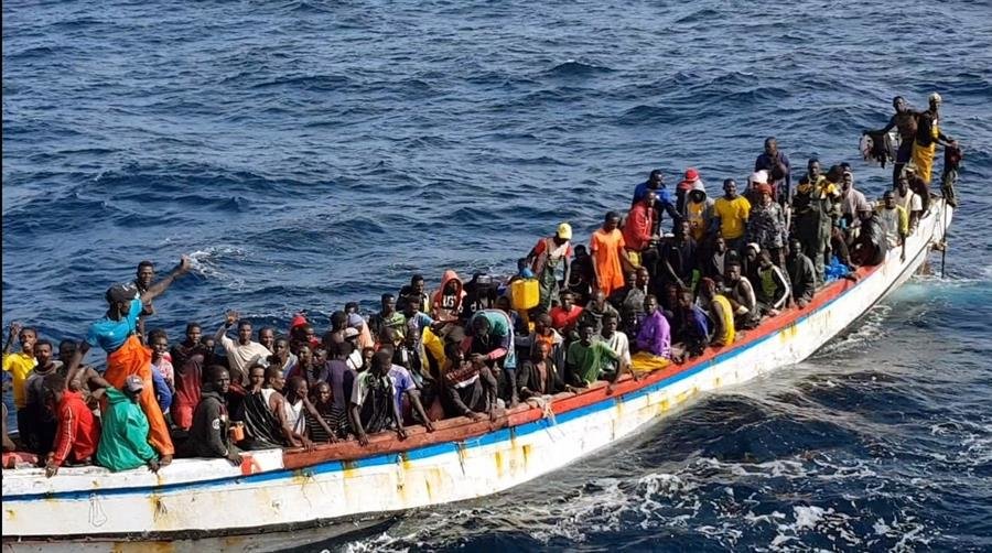 El marisquero Riodomar Cuarto rescató anoche a 215 inmigrantes que se encontraban a la deriva en un cayuco con un motor averiado en el Atlántico