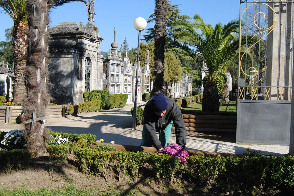 Porriño y Ponteareas restringen a 4 personas los grupos de visita a los cementerios.