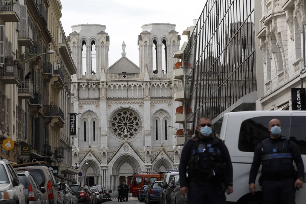 Dos agentes de policía aseguran una calle frente a la Basílica de Notre Dame, en Niza, tras el atentado.