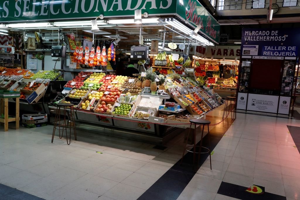 Puesto de frutas y verduras en el interior de un mercado del barrio de Chamberi de Madrid