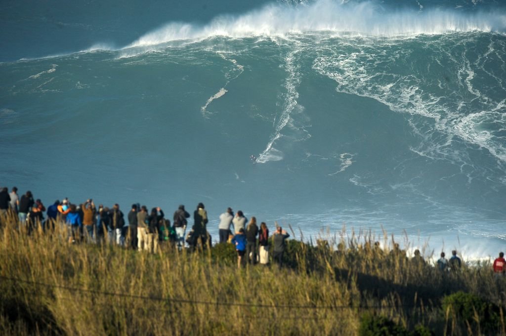 Un surfista monta una de las olas gigantes en la Praia do Norte, en Nazaré, Portugal.