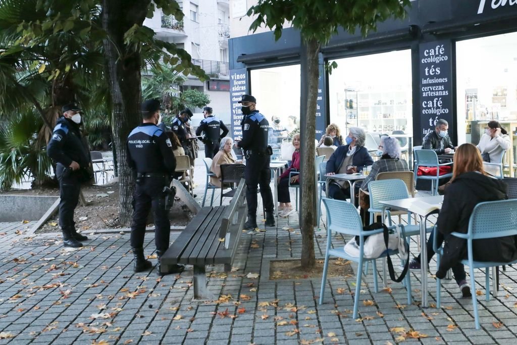 Agentes de la Policía Local vigilando en la tarde de ayer las reuniones en una terraza de Vigo.