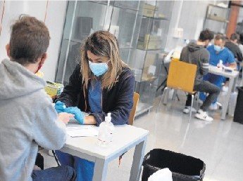 Estudiantes de Ourense, haciéndose pruebas de covid-19.