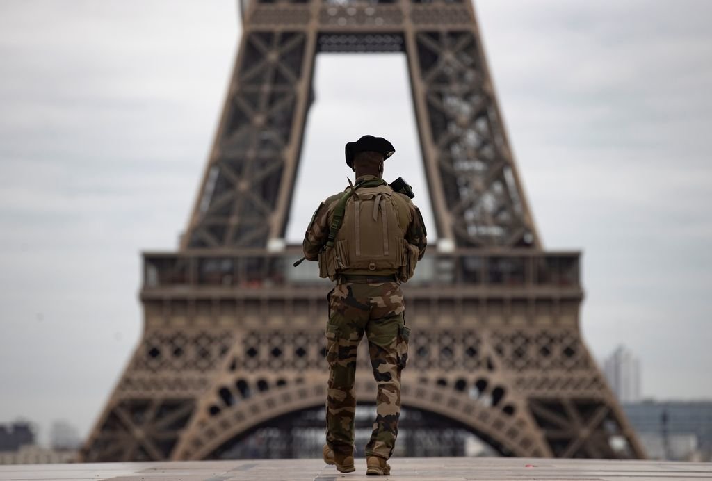 Un militar divisa la Torre Eiffel desde la plaza de Trocadero, en París, Francia.