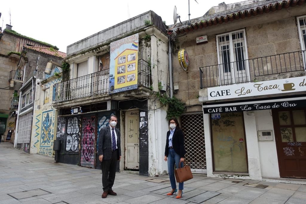 Abel Caballero y Caride, la concejala de Urbanismo, ante los edificios a demoler.