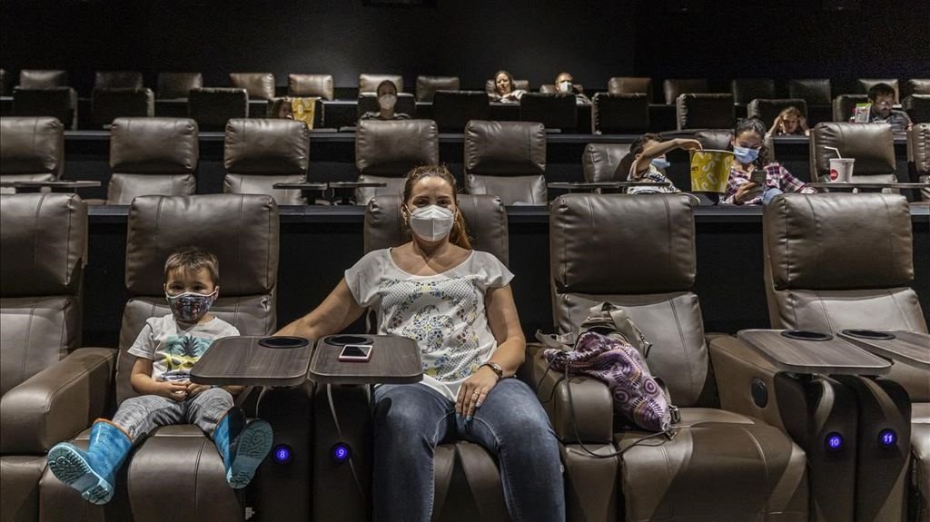 Espectadores en una sala de cine respetando las medidas.