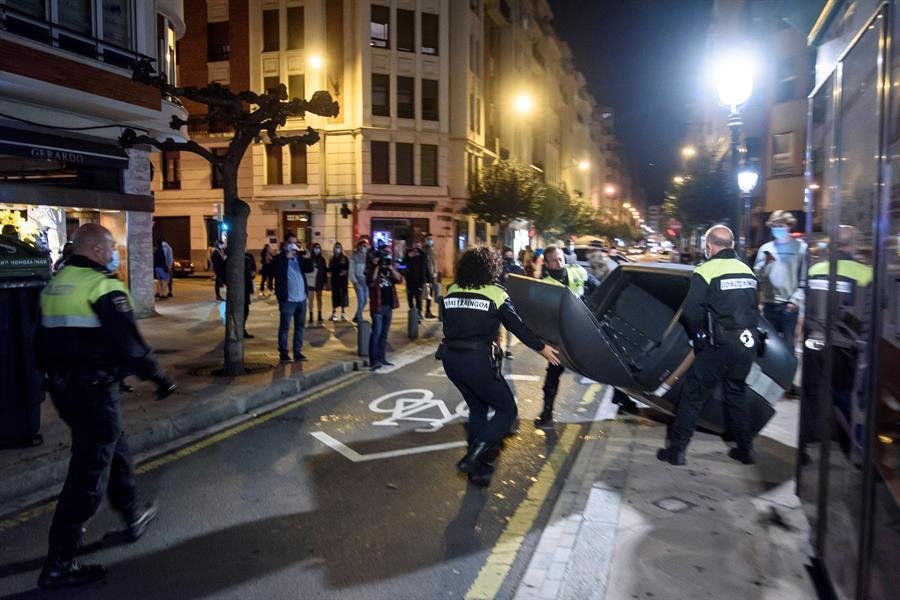 Cinco detenidos y un policía herido en otra noche de disturbios en Santander