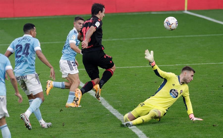 El centrocampista de La Real Sociedad Mikel Oyarzabal marca gol ante el Celta de Vigo, el segundo del equipo