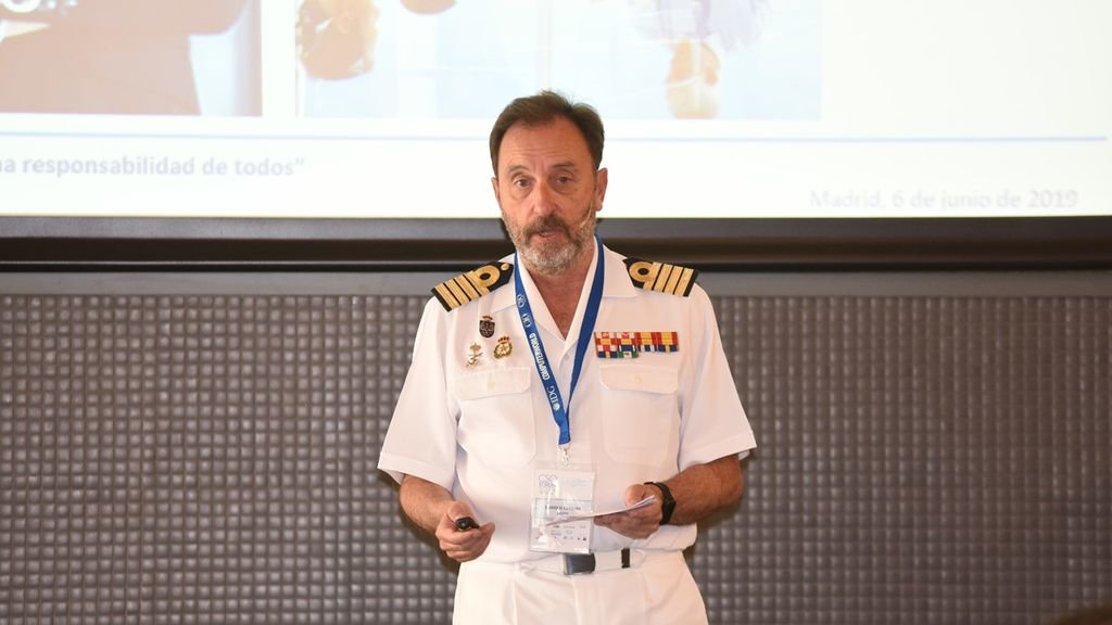 El capitán de navío Enrique Cubeiro, durante una conferencia.