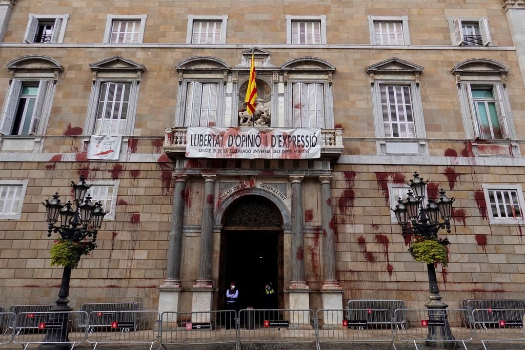 Fachada de la Generalitat de Cataluña tras el lanzamiento ayer de globos con pintura.