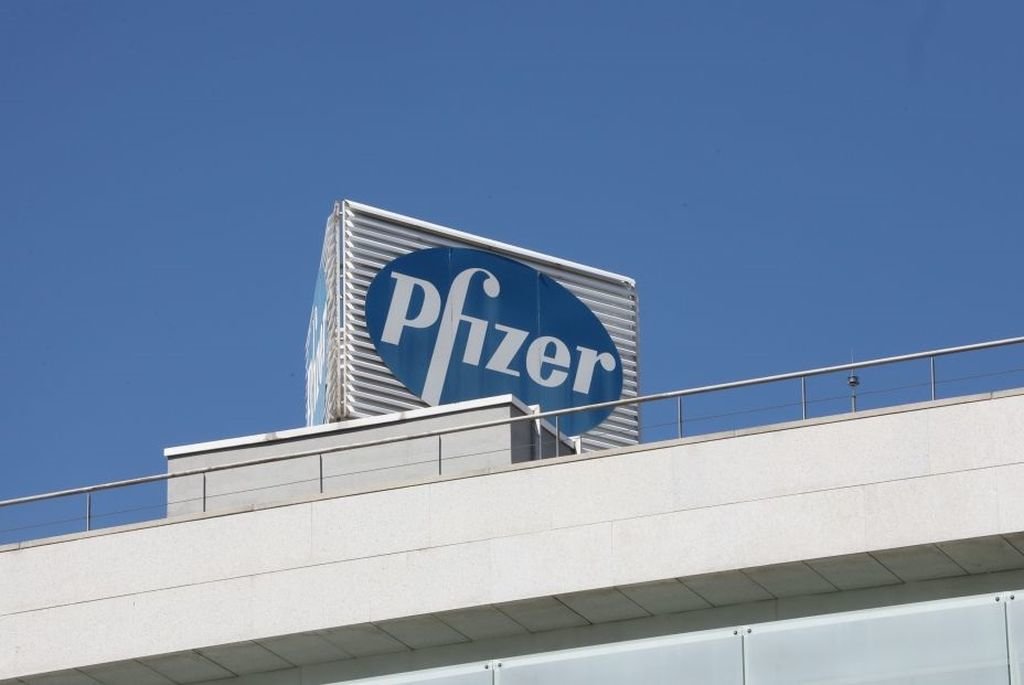 Logo de Pfizer en el edificio de los laboratorios de la marca en Madrid.