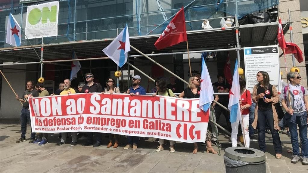Protesta de trabajadores en 2019 contra un anterior ERE del Banco Santander en Galicia.