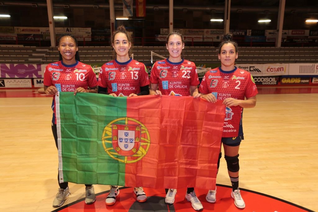 Erica Tavares, Soraia Lopes, Mónica Soares y Ana Rodrigues sostienen una bandera de Portugal antes de un                                              entrenamiento con el Porriño.