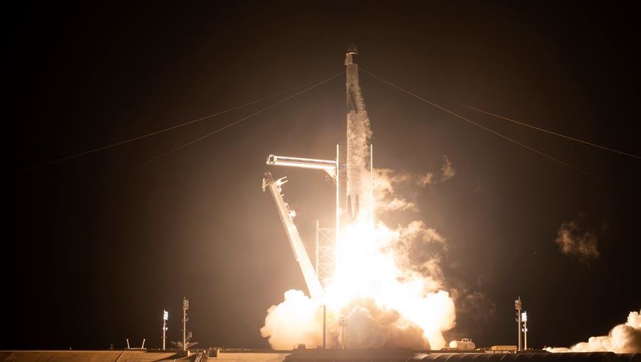 La histórica misión de la NASA y SpaceX ya viaja rumbo al espacio
