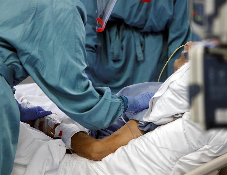 Una enfermera atiende a un paciente en la UCI de la Clínica Universidad de Navarra.