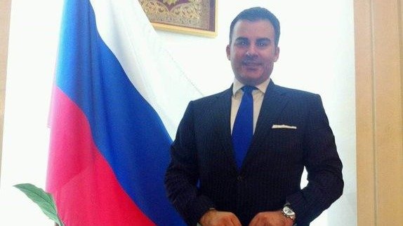 Pedro Mouriño, en su despacho, junto a la bandera de Rusia.